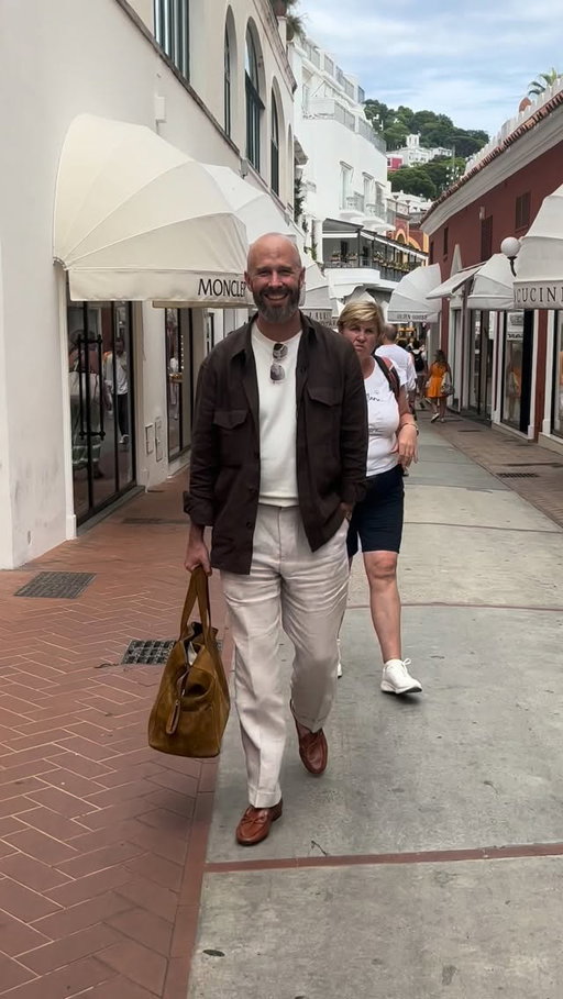 Walkie Talkie 89

Walking through Capri
Talking about what we’ve been doing out here the past week 

Wearing: 
- PS Linen Overshirt
- Anthology knitted tee
- Edward Sexton linen trousers 
- PS Boat Shoes 
- Métier bag