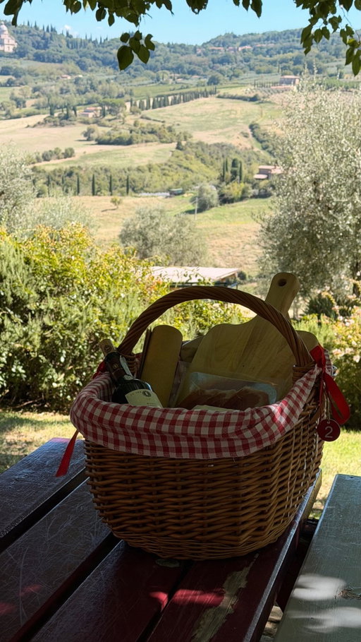 When in Tuscany 🍷🧀🌾
.
.
.
.
#tuscanpicnic #montepulciano #tuscany #valdorcia #italianpic
