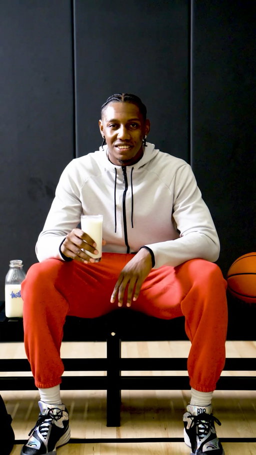The routine is simple: get ready, get focused, grab the milk. 🥛🏀
9g of natural, complete protein in every glass, with any meal.
#MilkTheMenu #EverybodyMilk