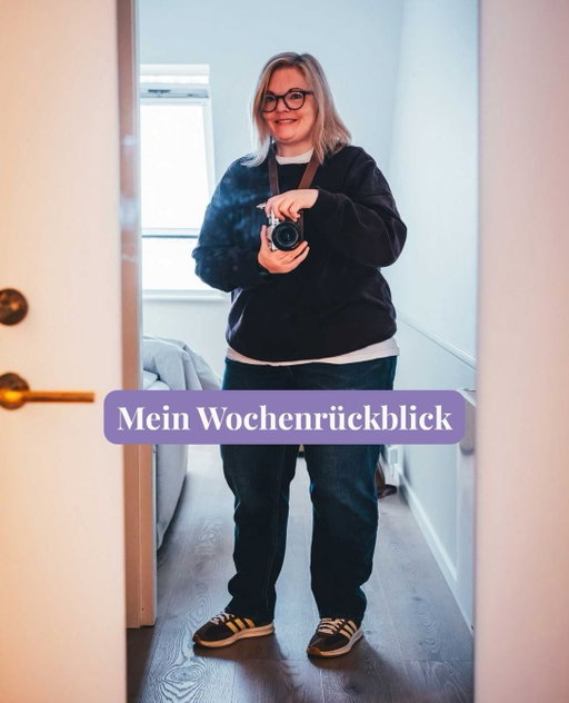 Kommt ihr mit nach Dänemark? 🇩🇰 Ich war beruflich mit @diejungskochenundbacken unterwegs und zeig euch, was da so drumherum privat passiert ist 🙋🏼‍♀️
(Was ich beruflich gemacht habe, seht ihr im Fjordlandet-Story-Highlight – klickt doch gerne mal rein, ich freu mich über jedes Herz! 🫶🏻)

1. Mal wieder ein Spiegel-Selfie. Zum ersten Mal seit Monaten im Pulli, liebe alles daran! 😅
2. Bevor es nach Dänemark ging, noch ein kleines Abendessen mit @eatwhatyouread_ bei @mr_and_mrs_humus in Bonn. Immer lecker! 👌🏻
3. Während Sascha und Torsten noch vor der Abfahrt nach Dänemark beim Friseur saßen, hab ich mich mit den fluffigen Mitarbeitern beschäftigt 😍
4. Abendessen bei @juansinmiedotaqueria in Hamburg, köööstlich! 🤤🇲🇽🌮
5. Coffee Fellows macht anscheinend auch Hotels – war richtig gut für ne Übernachtung auf der Durchreise, würde ich wieder machen! ✌🏻
6. Wenn die liebe @oh_allerliebst um die Ecke wohnt, muss ich auf einen leckeren Kokos-Matcha-Latte vorbeigucken, bevor es weiter geht ❤️
7. Limo-Träume werden wahr! 🥤
8. Tipp von Gitte: @stormspakhus Odense Streetfood – perfekter Lunchspot! 👌🏻
9. Aber das Frauenklo check ich nicht... 🤣
10. Fast da! 😍
11. „Normal“ ist einfach so eine coole Drogerie, wo es immer was zu entdecken gibt.
12. Wo sind die Mumins-Fans? 🙋🏼‍♀️
13. Die ganze Region war voll mit historischen Kutschen – wunderschön anzugucken! 😍
14. Ich krieg einfach nicht genug von Radieschen, Erbsen, Dill usw. 😮‍💨
15. Ja, der Herbst kann fies sein, aber was für ein schöner Regenausblick auf den Fjord in Roskilde!

Wochenende wär jetzt ganz schön, aber weiter geht’s! Bis zum nächsten Mal! ☺️☺️
