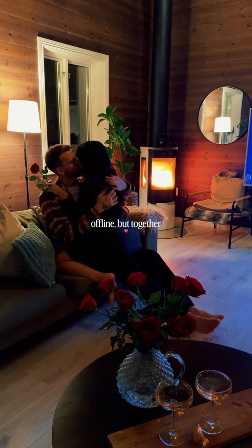 Evenings like this ❤️

Cozying up in the Utsikten Cabin at Unike Finnskogen in Sweden ✨

#sweden #cabin #visitsweden 

Unique Accommodations | Luxury Cabin | Fireplace Vibes | Scandinavia | Europe | Romantic Getaway | Flowers | Bucket List Experience | Couple Goals | Roses | Love | Forest