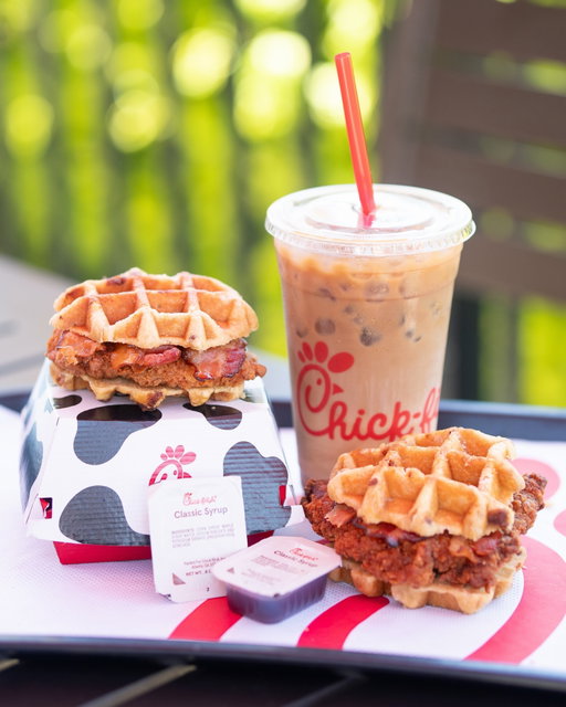Waffle you waiting for? 😉🧇
Chicken & Waffles are here to enjoy for breakfast, lunch, or dinner for a limited time ❤️.