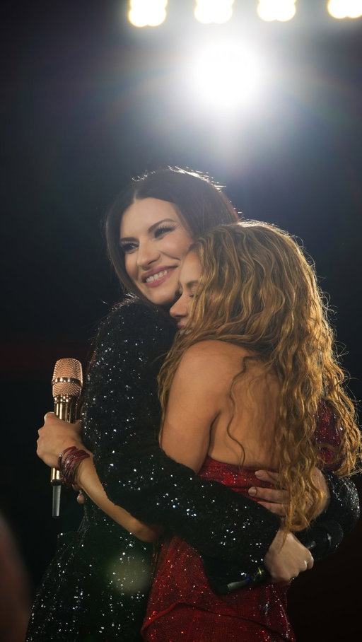 Ayer ha sido algo espectacular. Estoy muy emocionada y muy feliz de haber tenido la suerte de compartir, no solo esta noche, sino también 30 años juntas por el mundo, con muchos ideales, valores e ideas en común.

@shakira, te admiro muchísimo por tu manera de ser, por no haberte rendido nunca y por transmitir siempre un mensaje de fuerza y esperanza a todos. 

Eres una gran artista. Te adoro muchísimo. Gracias por esta noche. 🤍