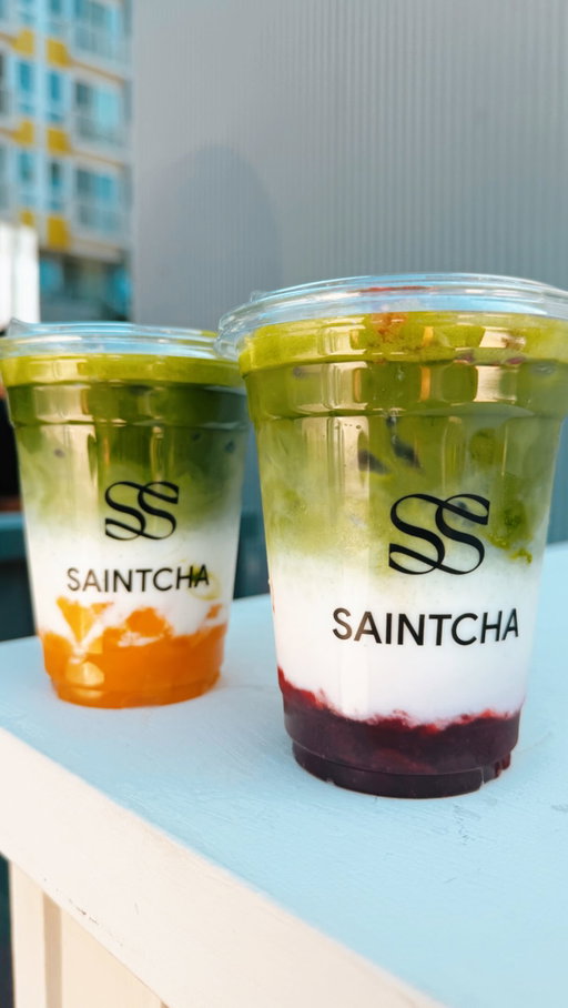 ✨ Hosted ✨ POV: a matcha bar inside a flower shop 💐🍵 @saintcha.co at @je_taime_blooms in Bellevue.

I tried the strawberry and mango matchas and both were fruity and refreshing, perfect for a mid-afternoon drink. 

Save this for your next matcha run and check out upcoming Saintcha pop-ups! 🍵