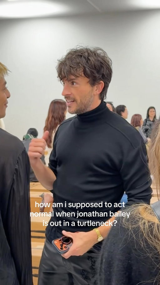 Nature is healing because #JonathanBailey is back and serving as some serious eye candy while front row at a fashion show—@burberry spring/summer 2027 to be exact. 

🎞️: @jennabrillhart
