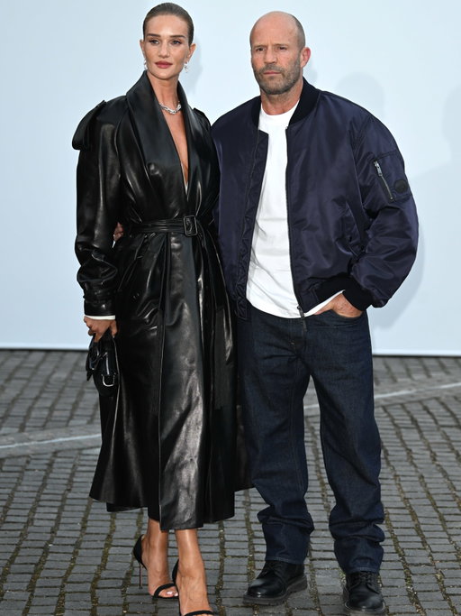 Rosie Huntington-Whiteley & Jason Statham join Gemma Chan, Joe Locke, Jodie Turner-Smith, Romeo Beckham, Rachel Brosnahan, Joel Edgerton, Sienna Spiro, and Benito Skinner at the Burberry Fashion Show in London.
#RosieHuntingtonWhiteley
#JasonStatham
#GemmaChan
#JoeLocke
#Burberry
Photos: Getty