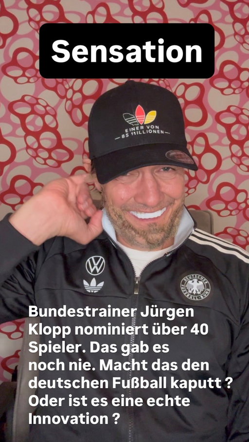 Zwei Kader mit insgesamt über 40 Spielern. Das ist die neue deutsche Nationalmannschaft unter Jürgen Klopp. Ist das eine gute Idee oder verwässert das Ansehen unserer Nationalelf ? Viele Spieler in Klopps neuen Kader-Roulette kennt man gar nicht. Andere sind auf einmal wieder da, wie Torwart Marc André Ter Stegen. Lothar Matthäus ist begeistert und auch Mario Basler lobt Kloppo. Doch wie ist deine Meinung zum Bundestrainer und seiner neuen Strategie. Schreib es in die Kommentare. 

Schreibe TOP oder FLOPP und begründe es !!!

Ab sofort ist Matze Knop wieder auf großer Comedy-Tour. Alle Termine findest Du auf seiner Homepage. 

#klopp #matzeknop #comedy #fussball #nationalmannschaft