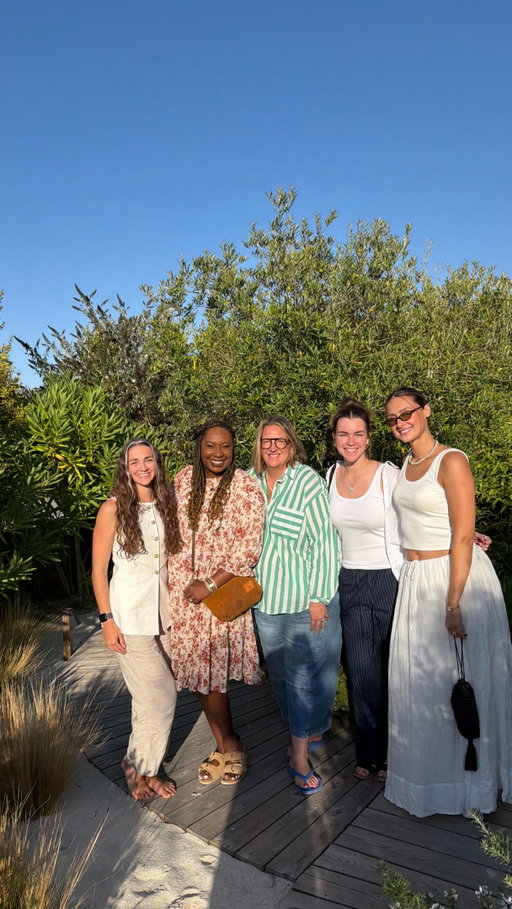 Eight female founders flew to Portugal last week with @buildwithstencil to learn how to move from only selling digital products and coaching to also becoming tech founders

We spent it sharing what’s working in our businesses, learning from @marthabitar, and building our softwares/apps together 
Want to connect with these founders and see what each of them is building? Comment SQUAD and I’ll send you the full list + links to their sites/waitlists ↓