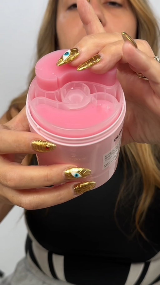 So many of you requested a deconstruction of the latest @GlowRecipe fresh slice eye patches, and it is indeed like a block of jello that gets sliced. Super cool! 😎 so fun to take apart and put back together. Can’t help but wonder with so many of the same packaging announcing recently with @FentySkin and the latest @HudaBeauty, does the innovation lose its magic for you? 🤔 And do you feel the convenience of not having to dip your fingers in is enough? 

#skincare #eyemask