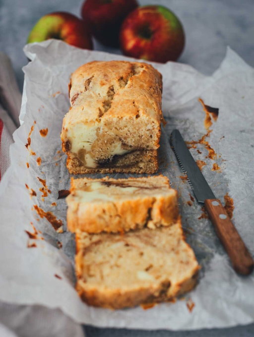 Dieser Apfel-Frischkäse-Kuchen bringt euch Abwechslung zu den typischen Apfelkuchen-Rezepten. 🍎

Es ist kein klassischer Rührkuchen, aber auch kein Käsekuchen, sondern geht in Richtung Apfelbrot, wenn man an so etwas wie Bananenbrot denkt 😅 

Saftiges Apfelpüree im Teig, dazu eine cremige Frischkäse-Masse und dazu noch ein Zucker-Zimt-Swirl. Das Ergebnis ist ein unglaublich saftiger, aromatischer und ganz unkomplizierter Kuchen! 🥧

👉🏻 Kommentiert jetzt mit
REZEPT
und es landet direkt in eurem Postfach 👌🏻

🍎 Weitere leckere Apfelkuchen-Ideen gibt es auch heute wieder bei
 @waseigenes
 @zimtkeksundapfeltarte
 @diejungskochenundbacken