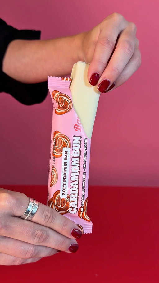 Oh la la! Cardamom Bun is here 🤎 With a buttery cardamom-flavored core covered in silky white chocolate, 16 grams of protein and no sugar.

Bun appétit!

#barebells