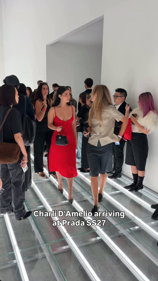 @charlidamelio arrives at the @prada SS27 show during Milan Fashion Week ‼️

#DazedFashionTV #Prada #CharliDAmelio