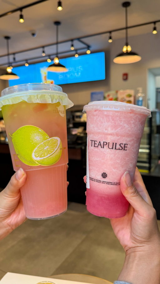 It’s honey peach season, so Tea Pulse came out with some new drinks! 🍑 I tried both, and I couldn’t decide which one I liked better. Currently if you buy any Peak Peach drink plus any other drink, like the Mango Dew Smoothie, you can get a cute peach fridge magnet until 9/24. #nycdrinks #nycdesserts #eatingnewyork #nycfoodie