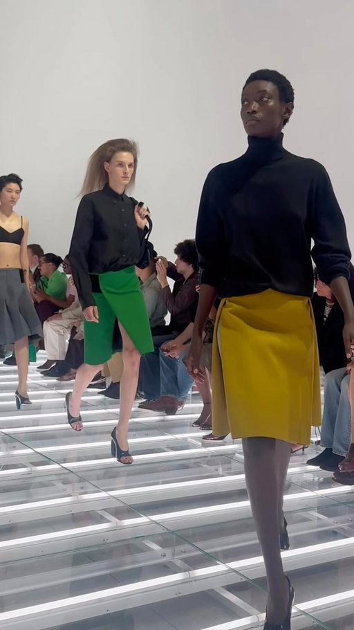 #MilanFashionWeek is officially here with @prada starting proceedings in the Italian city this afternoon. For spring/summer 2027, Miuccia Prada and Raf Simons focused on skirts - brightly coloured or pleated - bralettes, oversized leather jackets and turtlenecks. 

🎥 @avrilmair