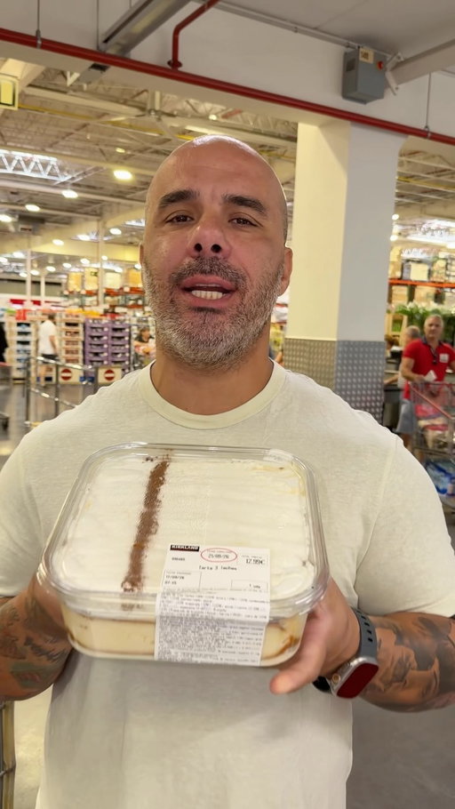 Probando la TARTA TRES LECHES de Costco,
veredicto : 10/10 está demasiaaaado buena 🤯