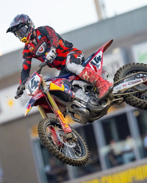 This weekend’s race will be my last one as professionnel racer then I will retire from the sport…
I have been riding dirt bike since I’m 3 years old all around the world and this life has been exactly what I wanted !
It’s been a great year with all the team @tldfactoryracing and we will try to finish on high note and enjoy these last moments of racing together.