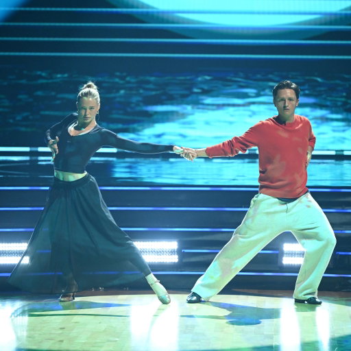 TONIGHT!!!! We have been working so hard this week and we can’t wait for you guys to see this one tonight!! Be sure to text “CONNOR” to 21523 ten times and cast your vote at abc.com at 5pm PST!!! Here we go!!! ✨🪩🤭