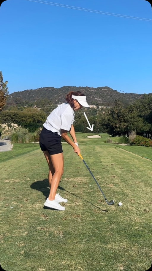 If you are topping your irons, try this tip! Keep your nose pointed at the ball as long as possible ⛳️

This will help your spine angle to stay low through impact and get rid of those thin misses 👍

And yes, I blocked it a little bit, put it in the right bunker, still got it up and down for a par 💪😆

아이언 샷 할 때 자꾸 타핑이 난다면 이렇게 해보세요!

가능한 한 끝까지 코가 공을 가리키도록 유지해주세요 ⛳️ 

척추 각도가 임팩트시 낮게 유지 되면서 조금 더 정확한 타점을 맞추실 수 있을 거예요!

네 맞아요. 약간 밀려서 우측 벙커 들어갔어요 🙈 그래도 그래도 파로 막았어요! 😆😍 #OnCourseTip #GolfTip #실전팁 #골프팁