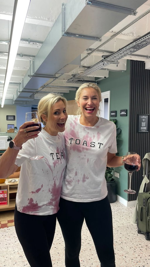 Well that’s one way to unwind 🤣🍷Can’t stop laughing … 😆 
@hannaheastcomedy @mamastillgotit_ @no_parental_guidance