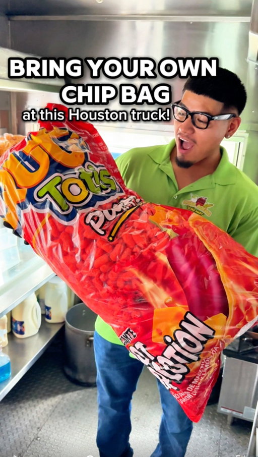When @ricasaguasdonamary said “bring your own chip bag” we brought the 6 pound bag 😂🔥 But really they will load up any size bag with toppings!! And we did give it away to a big family nearby after that 😆

Locations: 

📌 86 Tidwell Rd, Houston TX 77022
📌 13640 SH-249, Houston TX 77086
📌 8505 Airline Dr, Houston TX 77037
📌 7110 Airline Dr

💁‍♀️TY @houstonnewbs for the chip modeling 💕

#houstonfoodtruck #houstonfood #mexicanfood #mexicansnacks #bigfood