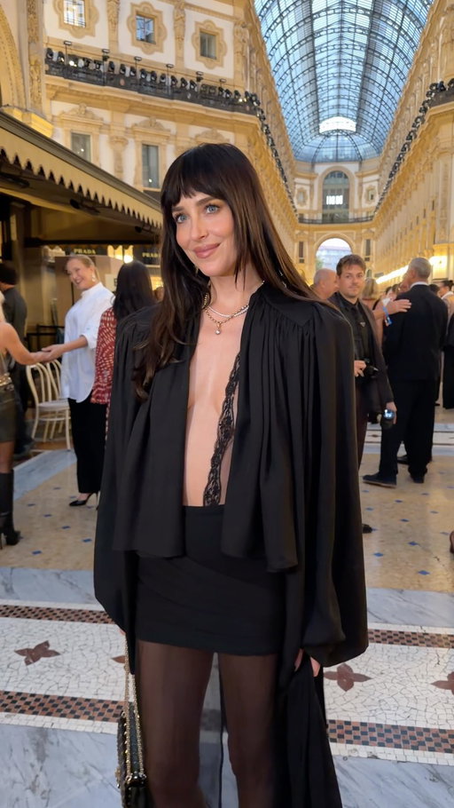 Ciao, #DakotaJohnson! The actor has arrived at the historic Galleria Vittorio Emanuele II for tonight’s fashion extravaganza. Click the link in bio for all the best front-row moments at #VogueWorld: Milano.