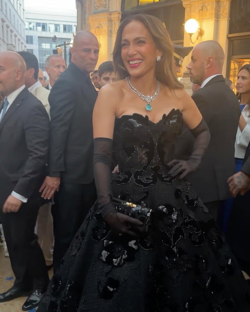 #VogueWorld: Milano is officially underway! Returning for its fifth iteration – and its first in the Italian fashion capital – Vogue World has taken over Galleria Vittorio Emanuele II, with #JenniferLopez, #NaomiCampbell, #MikeyMadison and more on the front row. Click the link in bio for all the best looks of the evening.