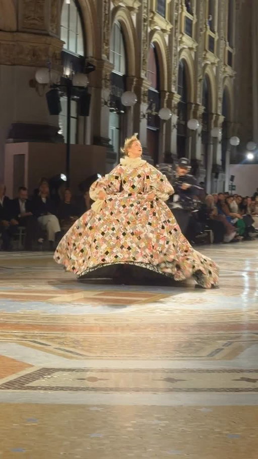 Our renaissance princess @gigihadid hands handkerchiefs to Miuccia Prada and @donatella_versace at #VogueWorld Milano. Tap the link in our bio for every moment you may have missed.