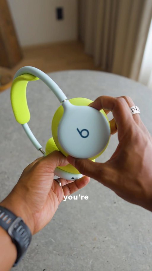 Introducing the Beats 360, they might be the perfect overhead headphones for the gym and runs! 
#tech #apple #beats #headphones #unboxing