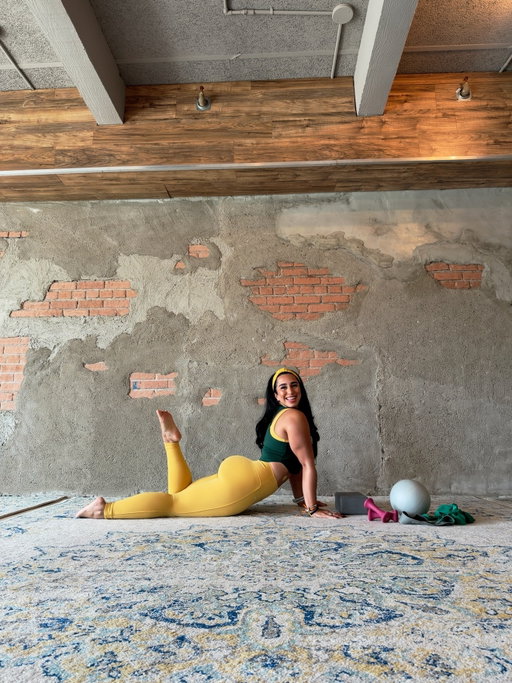 A little sunshine, a little shake, and a whole lot of joy ☀️💛 Come find out if you dare… 😉

#barreinstructor #yogainstructor #pilatesinstructor