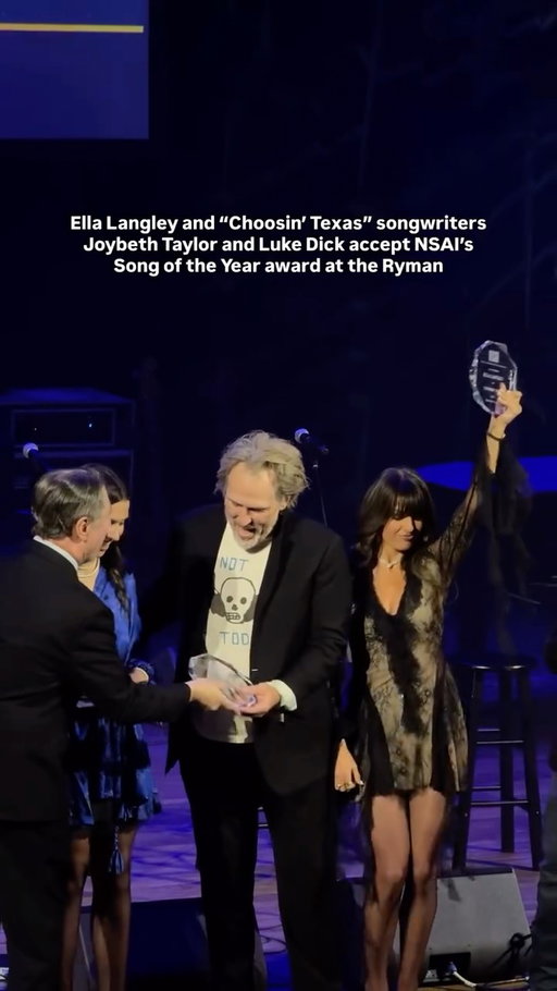 On the same day “Choosin’ Texas” becomes the longest-leading No. 1 hit in Hot 100 history, @ellalangleymusic joins songwriters @lukedick and @joybethtaylor on the Ryman stage to accept @nsaiofficial’s award for Song of the Year 💒