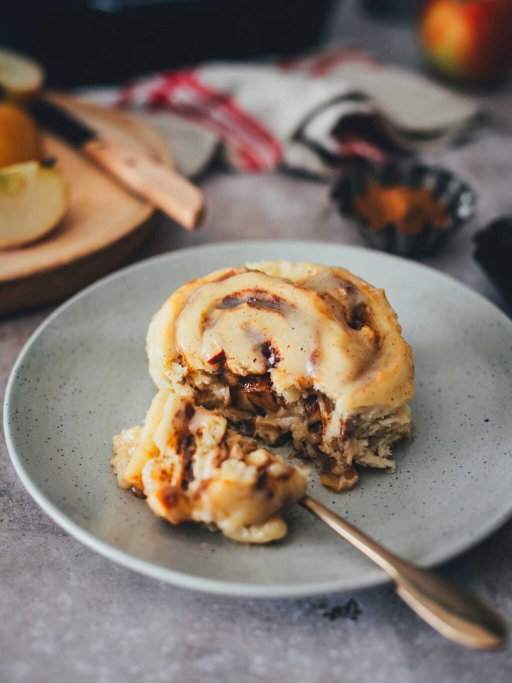 Das Beste, was Soft Cinnamon Rolls im Herbst passieren kann? Zu Apple Cinnamon Rolls mit Ahornsirup-Glasur verbacken zu werden! 🙌🏻

Mein Rezept für Apfel-Zimtschnecken vereint das beste von klassischen Zimtschnecken und herbstlichem Apfelkuchen 🍎

Ich greife auf mein bewährtes Cinnamon Rolls Rezept zurück, fülle diese mit Apfelstückchen und toppe sie dann mit einer Frischkäse-Glasur, die ich mit brauner Butter und Ahornsirup herbstlich verfeinere. Dank eines Vorteigs werden die Hefeschnecken besonders soft und saftig. Mein Highlight der Apfelsaison! 👌🏻

👉🏻 Kommentiert jetzt mit
REZEPT 
und ich schicke es euch direkt 🍎

Und weitere Apfelkuchen gibt’s heute auch wieder bei
@diejungskochenundbacken 
@waseigenes
@skueche