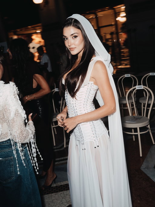 A moment I’ll never forget.🪽

Attending Vogue World with Vogue Türkiye as the first Turkish guest feels incredibly special. A beautiful reminder of how far dreams can take you.🤍
Thank you @vogueturkiye and Vogue World for having me @voguemagazine ,and @dolcegabbana for making this moment even more unforgettable. 🤍
And to my craziest team 🤗 working with you feels like laughing all day long. Wouldn’t have it any other way. 🤍
@damlasenbark @dannistylist