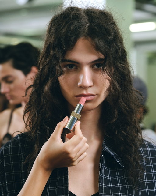 A closer look at the Prada SS27 Womenswear beauty look, finished with Prada Monochrome Hyper Matte in P60.

#PradaSS27 #Prada #PradaBeauty #PradaMakeup