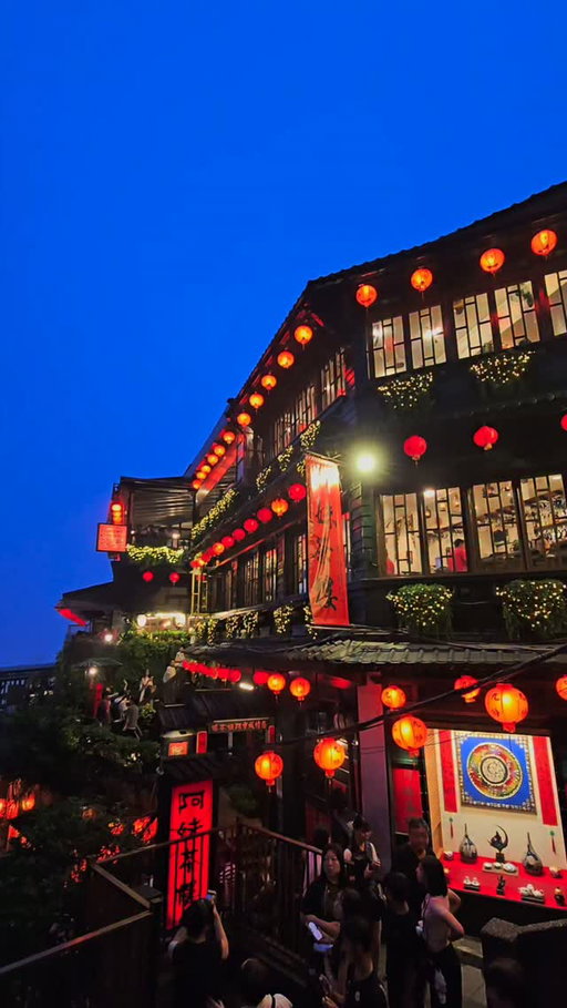 AD | 10 places in and around Taipei worth building a trip around 🇹🇼 We flew here as part of EVA Air's One Ticket, Two Destinations concept, combining Bangkok and Taipei into a single itinerary. From misty hillside towns to neon lit night markets, Taiwan rewards slow travel and early starts. This country packs an incredible mix of food, culture, nature and history into one trip.

 Save this for your next trip planning session. Which one's going straight on your list?

@tourtaiwantta_uk @evaair.uk

1. Jiufen Old Street
2. Elephant Mountain
3. National Revolutionary Martyrs' Shrine
4. Yehliu Geopark and Queen's Head
5. National Palace Museum
6. Chiang Kai-shek Memorial Hall
7. Beitou
8. Longshan Temple
9. Dadaocheng
10. Songshan Ciyou Temple

Taiwan travel | Things to do in Taiwan | Taipei itinerary | Bucket list Asia destinations | Taiwan trip | Where to go in Taiwan | Taipei Taiwan | Best places in Taiwan

#Taiwan #Taipei #TaiwanTravel
