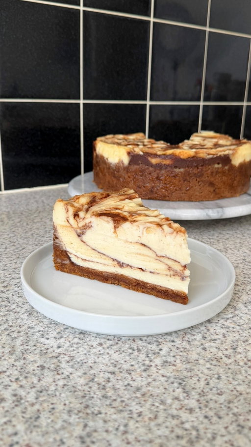 CINNAMON ROLL CHEESECAKE

the written recipe is on ashbaber.com, there’s also a link in my bio 

#baking #dessertideas #cinnamonroll #cheesecake #foodreels