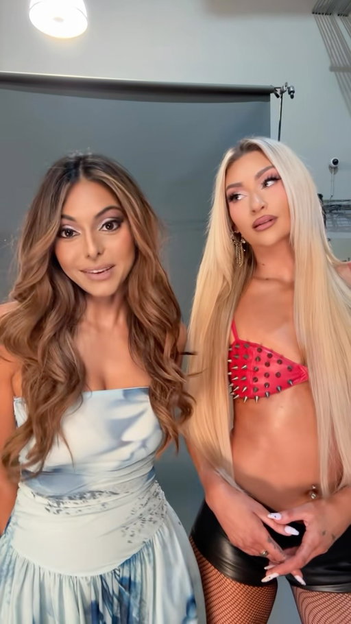 Every blonde and brunette duo 😂🖤