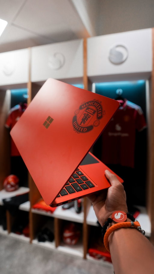 The NEW Limited Edition Manchester United Exclusive Microsoft Surface Laptop powered by Snapdragon 🔥

With the new @snapdragonofficial X2 Elite Processor, and a Red aluminum finish with both Manchester United and Snapdragon Logo laser etched into the chassis. 

You can WIN this laptop as part of a giveaway - check my bio for details! 

#SnapdragonSummit #laptop #tech #technology