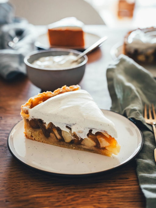 Apfel-Pudding-Kuchen mit Schmandcreme 🍎

Mein heutiges Apfelkuchen-Rezept besteht aus einem knusprigen Mürbeteig und aus einer Füllung mit Äpfeln und Pudding. Oder eben Apfelpudding 😅 Denn: Vanillepuddingpulver wird hier einfach mit Apfelsaft angerührt und mit Apfelstückchen gefüllt 😍 Das ergibt die köstliche Füllung für diesen simplen Apfel-Pudding-Kuchen. Getoppt wird der Kuchen dann mit einer ganz einfachen, lockeren Schmandcreme mit Vanille 👌🏻

👉🏻 Antwortet jetzt einfach mit
REZEPT 
und ich schicke es euch direkt 🙌🏻

🍎 Und auch hier gibt’s heute wieder leckere Apfelkuchen:
@skueche
@diejungskochenundbacken
@waseigenes