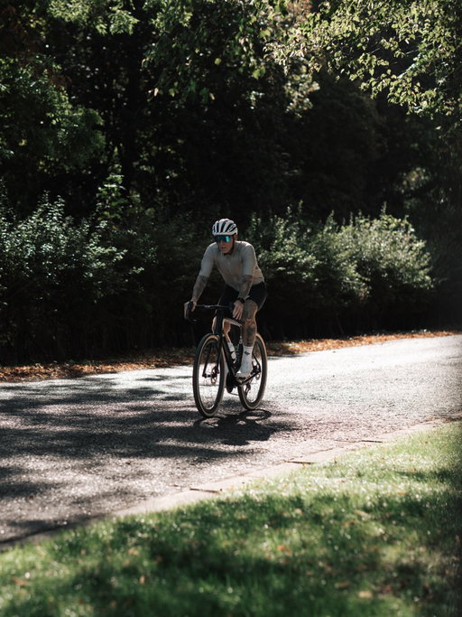 Sunny mornings. Two wheels. Clear head. ☀️
Mixing things up 🚴‍♂️

Cycling is officially part of my routine now 👌🏽

#darrenkbranch 

Pleasure teaming up with @vusemedia 📸
