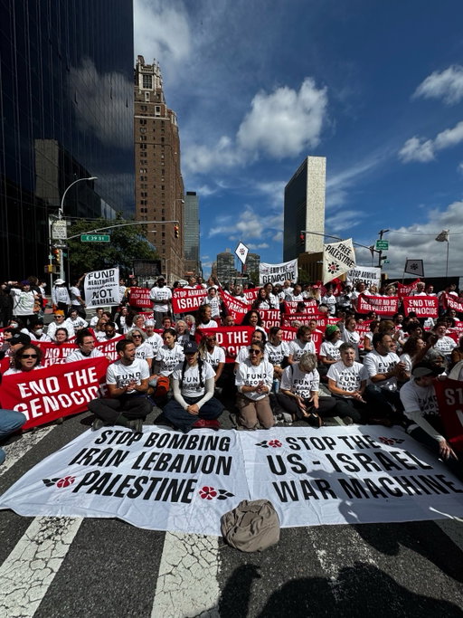 BREAKING: Over 400 New Yorkers are risking arrest in a mass anti-war sit-in outside the United Nations before Israeli Prime Minister Netanyahu's speech to say: Stop the genocide and stop arming Israel. 

We are Jewish, Palestinian, Iranian, and Lebanese. We are veterans, descendants of Holocaust survivors, young people, grandmothers, rabbis, elected officials, actors, and comedians. We are united in our outrage and we will not stand by as war criminals come to our city. 

We join thousands of protestors across the city who are taking action all week to say: 

BLOCK THE BOMBS. END THE GENOCIDE. LET GAZA LIVE. 

📸 @zacharyschulmanphotography @kenschles @sofiafani
