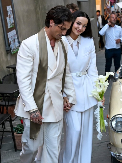 Dove Cameron and Damiano David are officially MARRIED. 💒

Just weeks away from their three-year anniversary, @dovecameron and @damianodavid tied the knot TODAY in Montalcino, Italy. And the pics? They’re beyond dreamy, of course. Swipe to see 'em. 

Photos: Getty