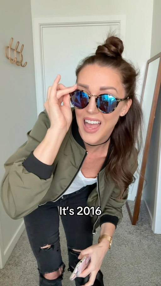 It’s high time the 2016 half bun (the hun, if you will) and mirrored sunglasses make a comeback if you ask me 

#2016 #2010sfashion #nostalgia