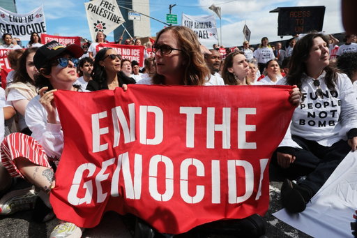 📷 Lucy Dacus and Julien Baker join Hannah Einbinder, Sarah Sherman, and hundreds of other protesters against Israeli Prime Minister Benjamin Netanyahu and the genocide in Gaza, blocking a street next to the United Nations today in New York City

Photo by Spencer Platt/Getty Images