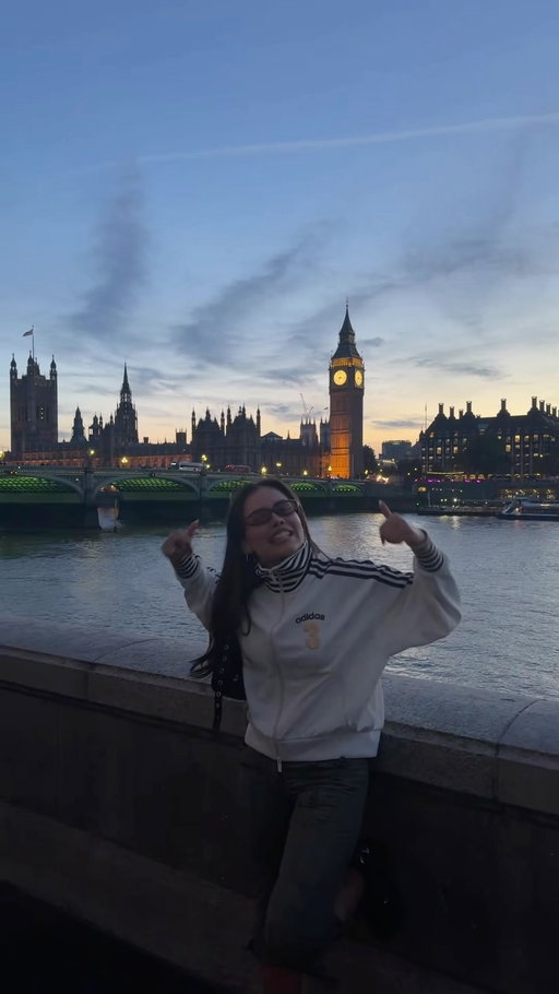 Primeros en nuestro linaje de cantar 4 Babys en frente del Big Ben