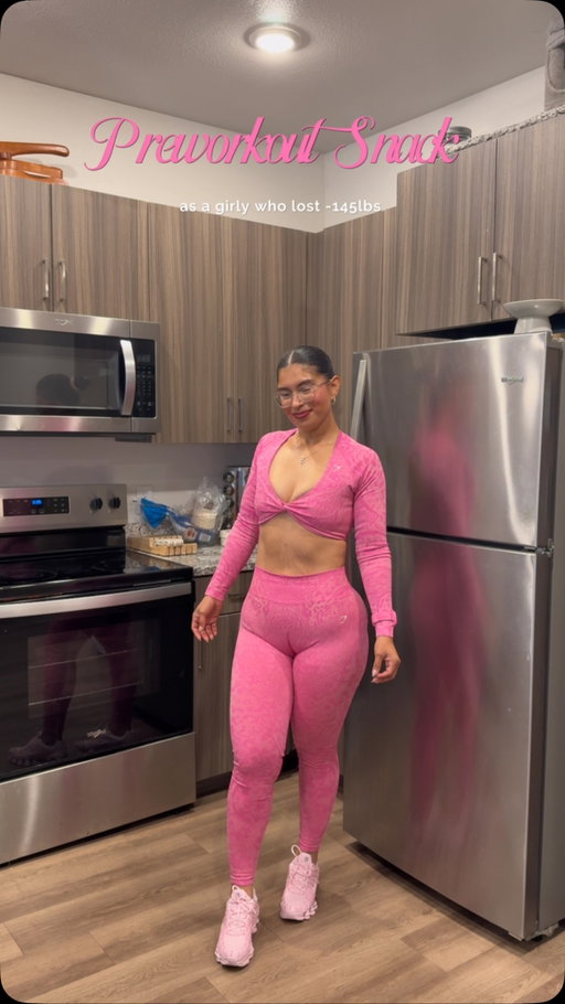 I like eating this about an hour before the gym because the sourdough + hot honey give me that energy for my workout, cottage cheese gives me protein for my muscles, and the avocado keeps me satisfied without feeling too heavy.

Outfit: @gymsharkwomen @gymshark 
Shoes: @nike 

#snack #outfit #avocadotoast #nutrition #snacks