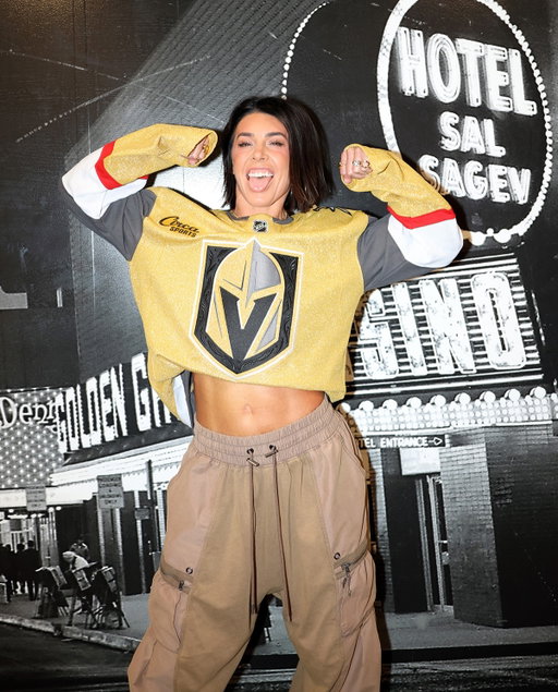 💪💪‼️ Olympia champion Dana Linn Bailey at her first-ever @NHL game! #VegasBorn