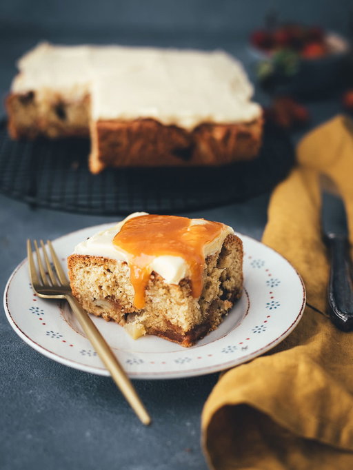 Apfel-Karamell-Kuchen 🍎

Diesen Kuchen habe ich zuletzt zum Kuchen-Buffet bei der Hochzeit meiner Cousine beigesteuert und muss ihn unbedingt mit euch teilen 😍

Der Apfelkuchen besteht aus mehreren Komponenten: Ein klassischer Rührteig mit säuerlichen Äpfeln bildet die Basis. Klein geschnittene weiche Karamellbonbons kommen außerdem direkt mit in den Teig. Dann gibt es noch eine Karamellsauce und zusätzlich ein Frosting.
Nichts für den Alltag, aber für besondere Momente 😍

👉🏻 Kommentiert jetzt mit
REZEPT
und es landet direkt in eurem Postfach 🙌🏻

Noch mehr leckere Apfelkuchen-Ideen gibt es auch heute wieder bei @waseigenes @skueche und @diejungskochenundbacken 😍