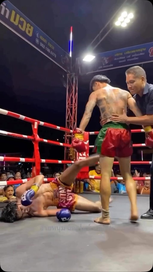 This whole foot sweep foul fiasco still has me confused. This video looks recent ish but the ref doesn’t think twice about jumping straight in giving him an 8 count? 

Naughty sweep to be fair nearly snapped the poor guys neck. 

#muaythai