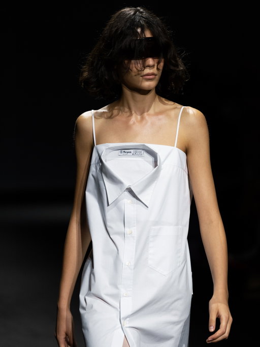 Stacked Havaianas, literal shirt dresses, and over-the-bosom skirts at @mm6maisonmargiela’s SS26runway show at Milan Fashion Week.

Photographed by Eva Losada
(@eva.al.desnudo)