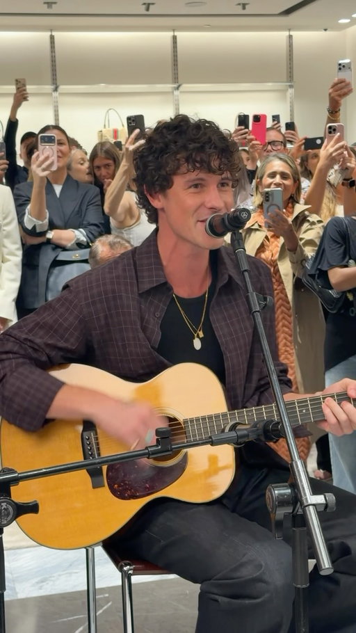 There’s nothing quite like a Thursday night serenade from @shawnmendes in Milan. The star surprised fans with an impromptu performance at @gucci’s flagship store ahead of the house’s spring 2027 show.